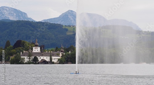 Wasserfontäne - Traunsee - Schloß Orth in Gmunden