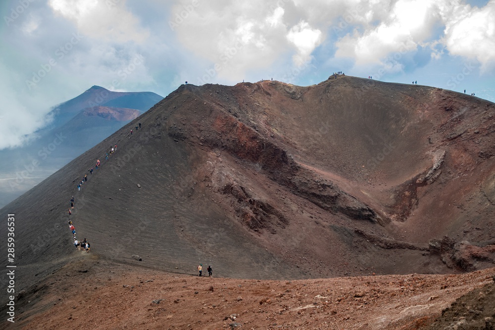 Escursionisti e turisti in trekking durante un escursione sul cratere del Vulcano Etna in Sicilia