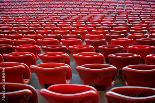 rote Sitze in einem Stadion zusammengeklappt