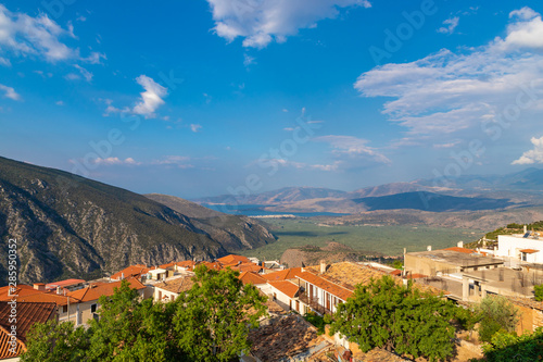 Foto Valley of Amphissa in a summer day from Delphi town in Greece