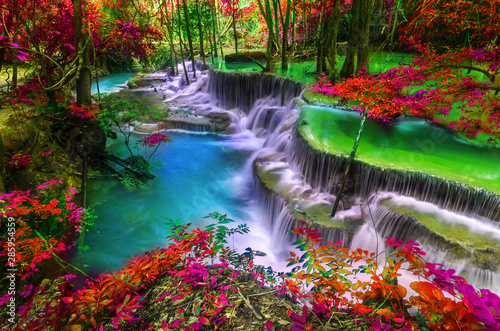 niesamowity-wodospad-huay-mae-kamin-w-kolorowym-lesie-jesienia-w-kanchanaburi-tajlandia