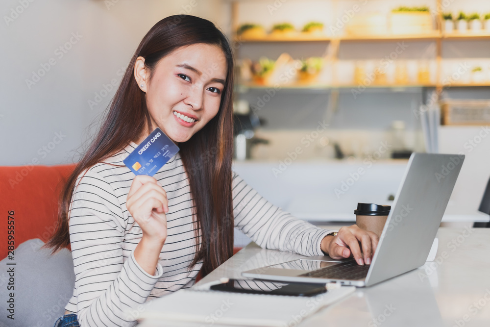 Asian woman using credit card and mobile phone for online financial payment and shopping - obrazy, fototapety, plakaty 