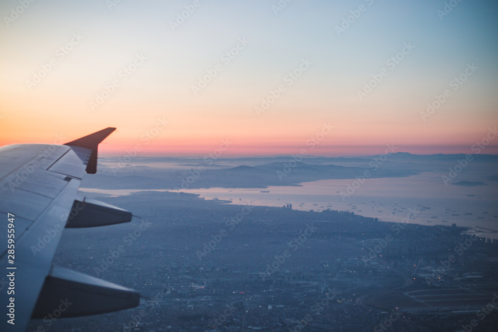 Fototapeta premium airplane flying above the clouds