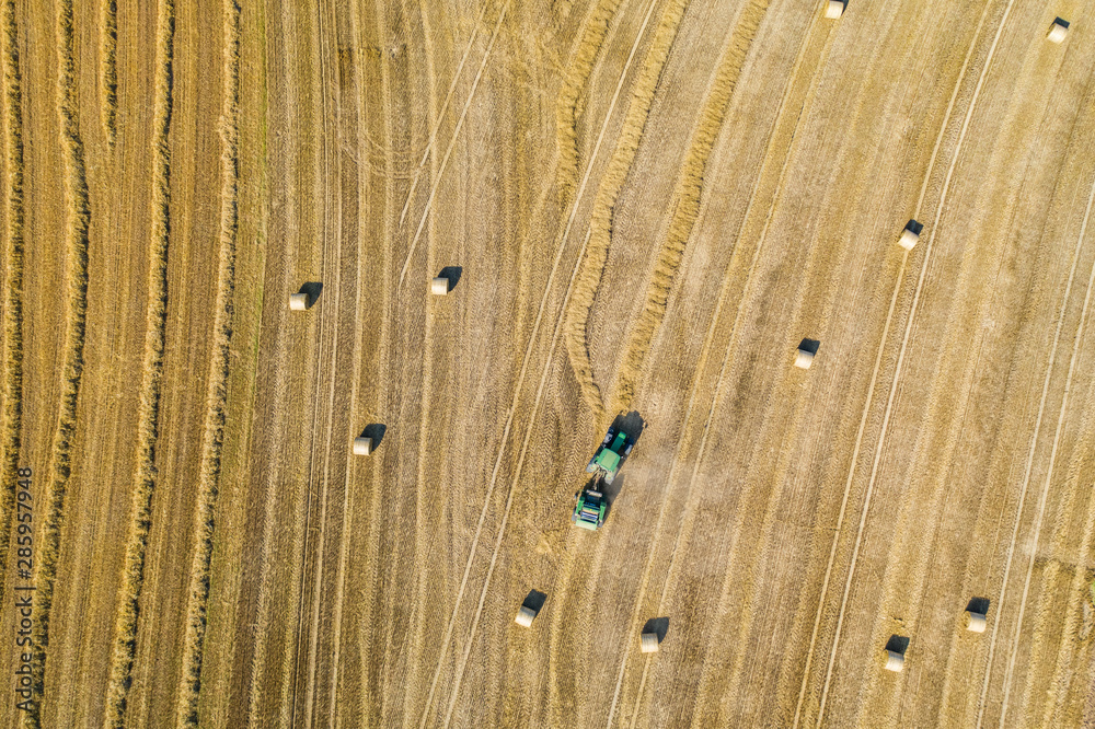 Luftbild eines Traktor auf abgeernteten Getreidefeld Luftbild eines Traktor auf abgeernteten Getreidefeld