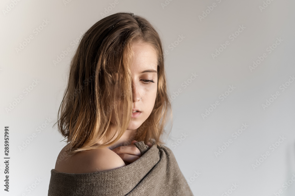 Obraz premium Blonde girl photographed inside a house.