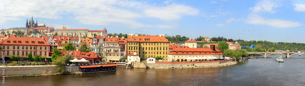 Obraz premium Picturesque panorama of the Vltava River from Charles Bridge