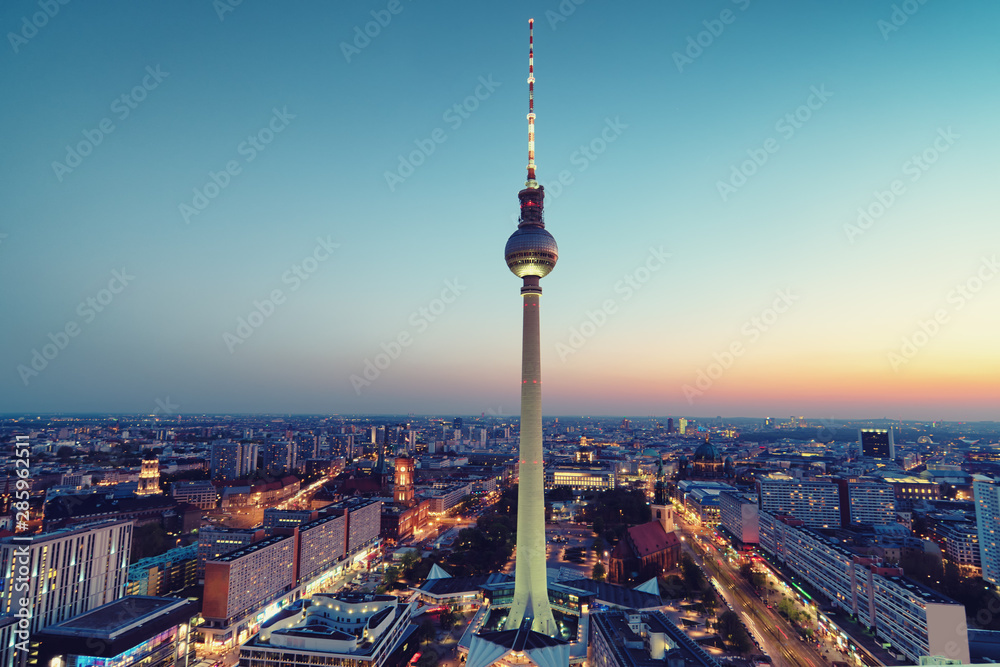 Obraz premium Berlin w nocy panoramiczny widok