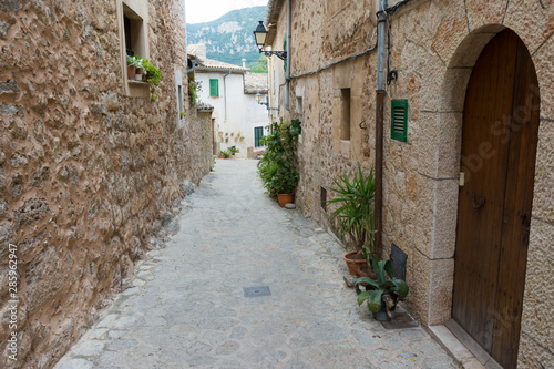 Fototapeta Naklejka Na Ścianę i Meble -  narrow streets of Valldemossa in Mallorca