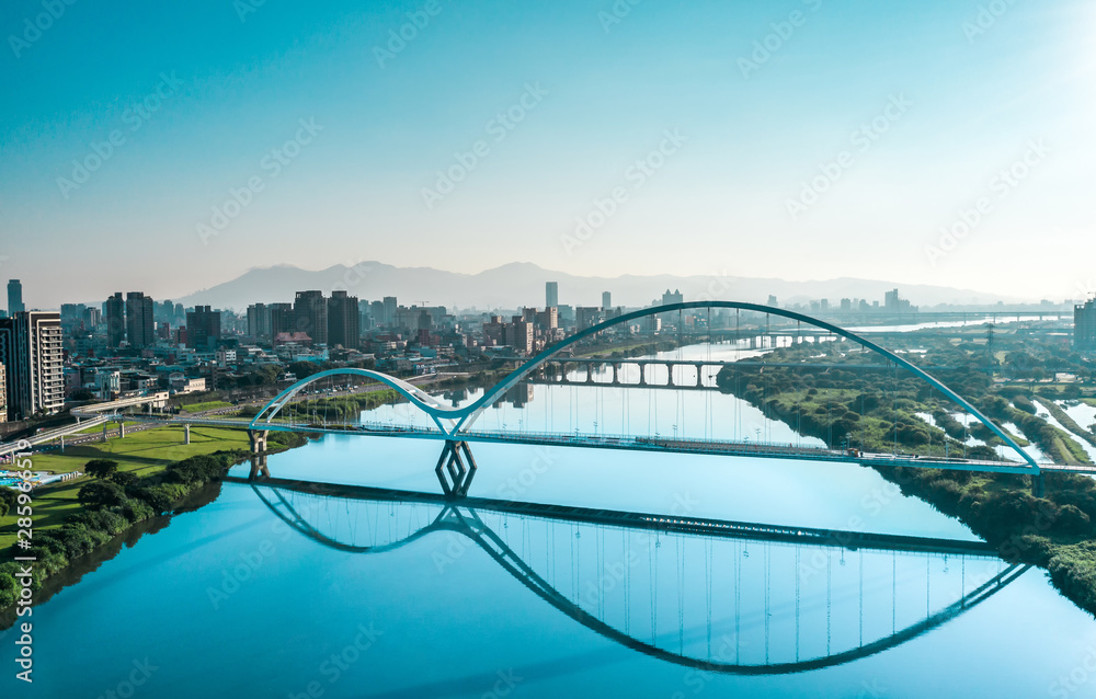 Obraz premium Crescent Bridge - landmark of New Taipei, Taiwan with beautiful