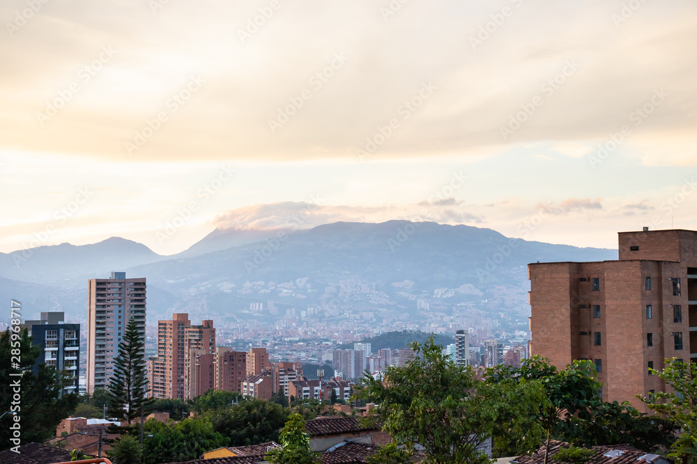 Naklejka premium Atardecer panoramico Medellin