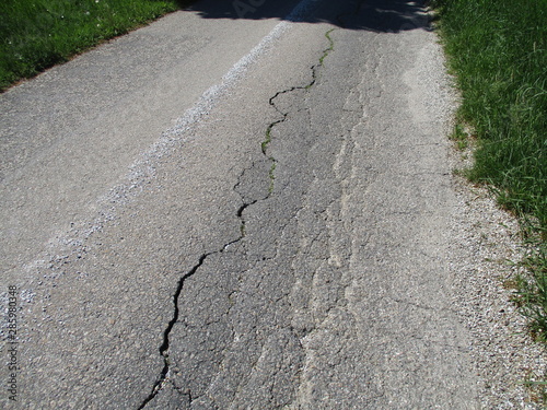 aufgebrochener asphalt 