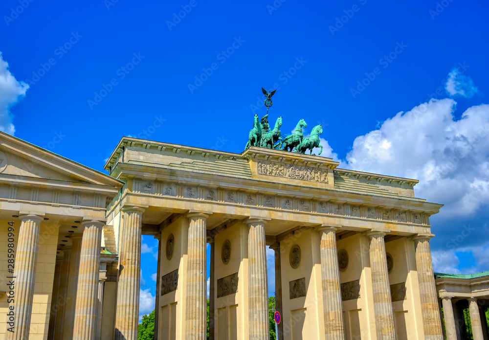 Obraz premium The Brandenburg Gate located in Pariser Platz in the city of Berlin, Germany.