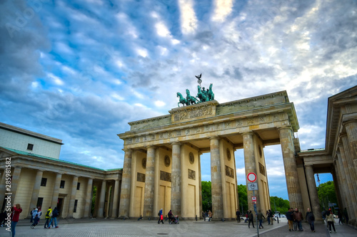 Obraz na płótnie Berlin, Germany - May 3, 2019 - The Brandenburg Gate at sunset located in Pariser Platz in the city of Berlin, Germany. w salonie