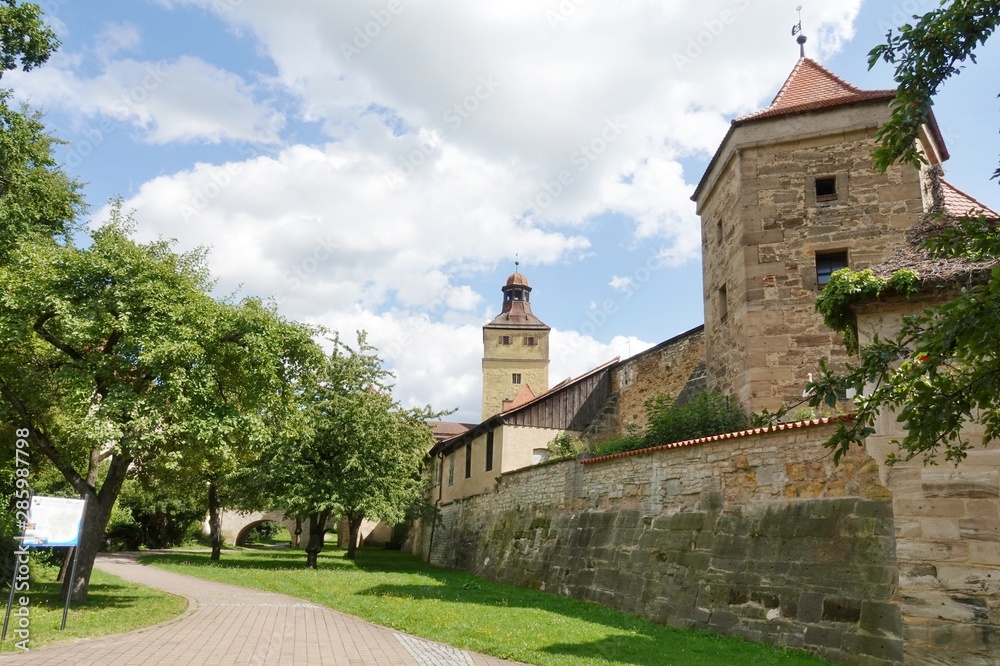 Weißenburg - Bayern - Stadtgraben mit Turm des Ellinger Tores