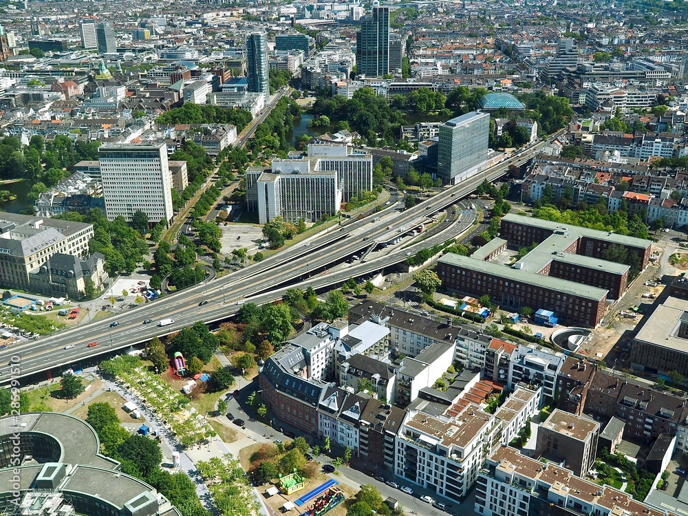 Naklejka premium Widok z lotu ptaka na Düsseldorf w Niemczech widziany z wieży na Renie