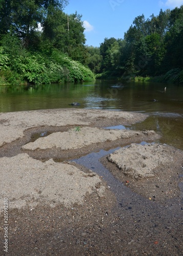 Flusslandschaft im Hochsommer - Sandbank liegt frei aufgrund niedrigen Wasserstandes - Wassermangel - Wasserknappheit