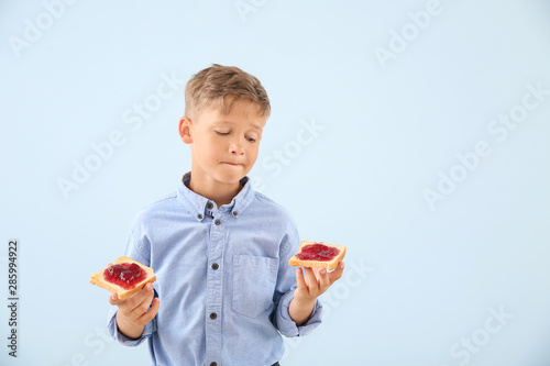 Funny little boy choosing b...