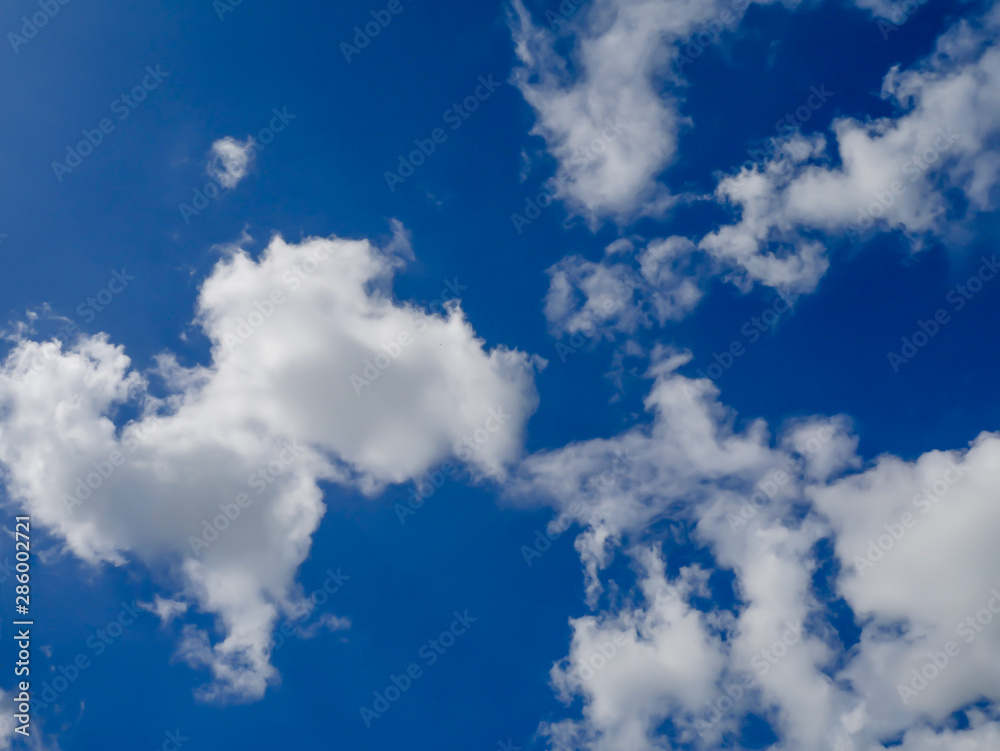 Obraz premium Sky and white clouds