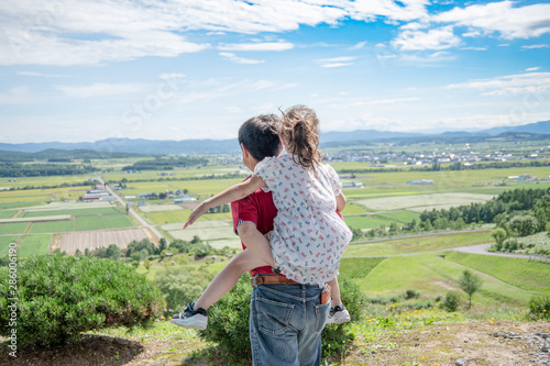 子どもをおぶる男性