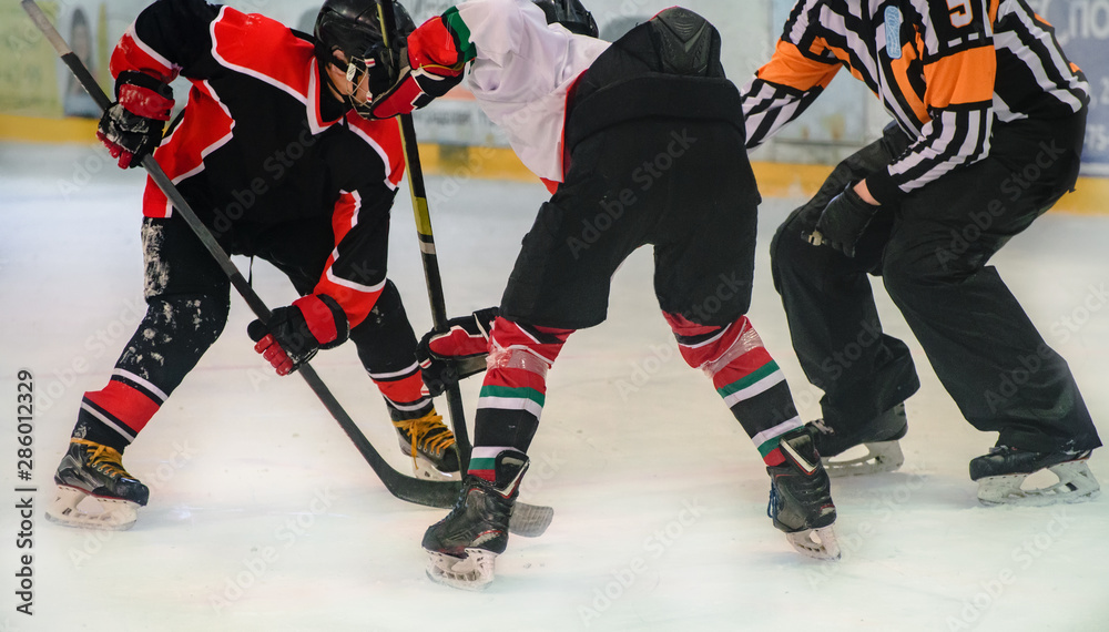 Obraz premium hockey players are preparing to throw the puck on the ice