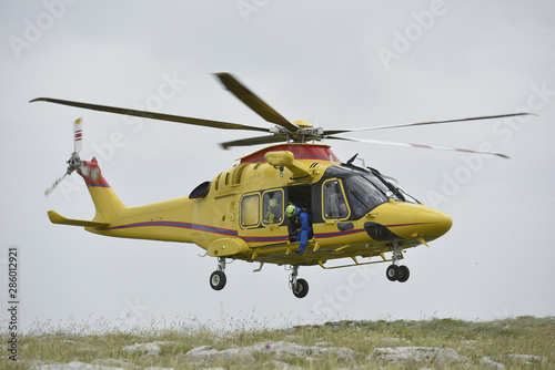 elicottero della protezione civile durante una esercitazione