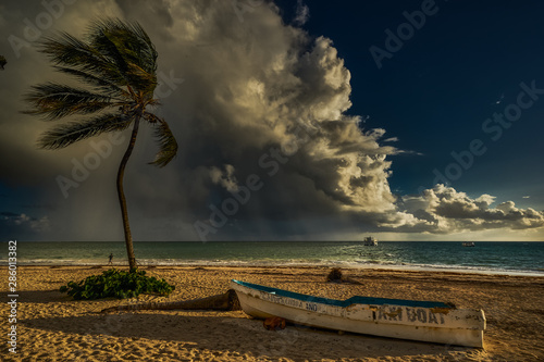 Obraz na plátně beautiful tropical landscape, sea on a background of thunderclouds