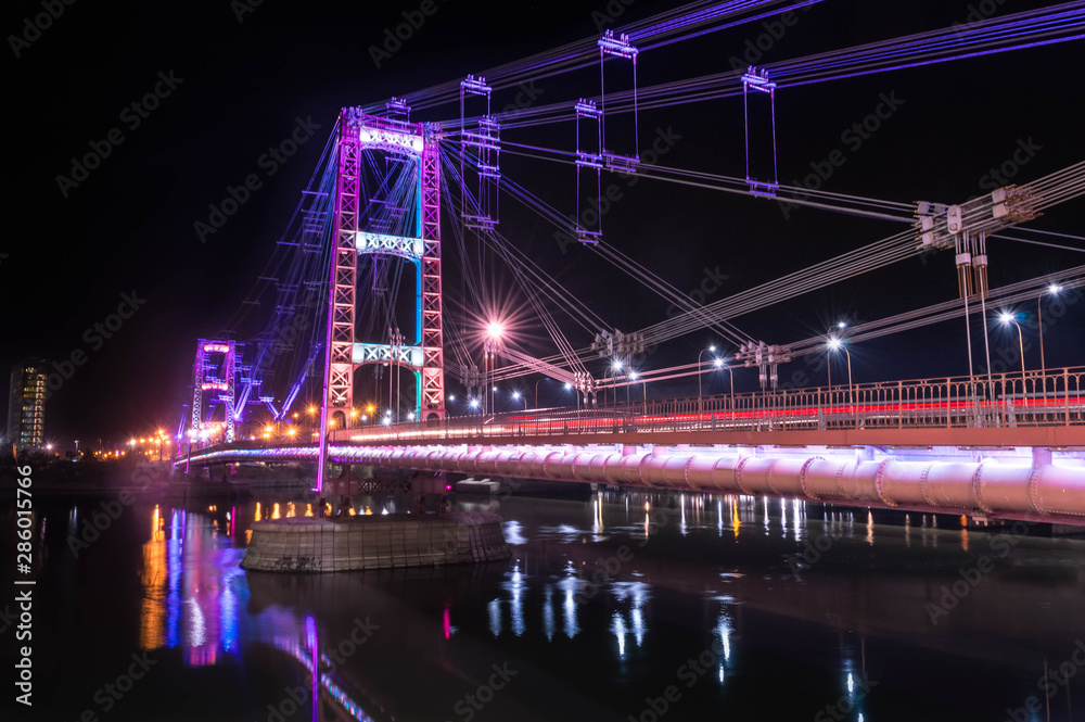 Fototapeta premium Oświetlony most wiszący miasta Santa Fe w Argentynie.