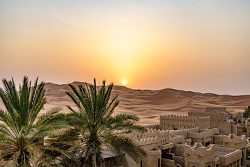 Fotobehang Abu Dhabi Qasr Al Sarab in Liwa woestijn  © Hamdan Yoshida