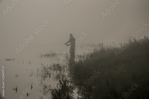 Fototapeta Naklejka Na Ścianę i Meble -  Early morning Fisherman on the White River in Bull Shoals State Park