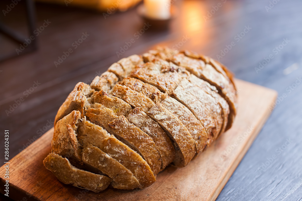 Schwarzbrot, Brotlaib auf einem Schneidebrett Schwarzbrot, Brotlaib auf einem Schneidebrett