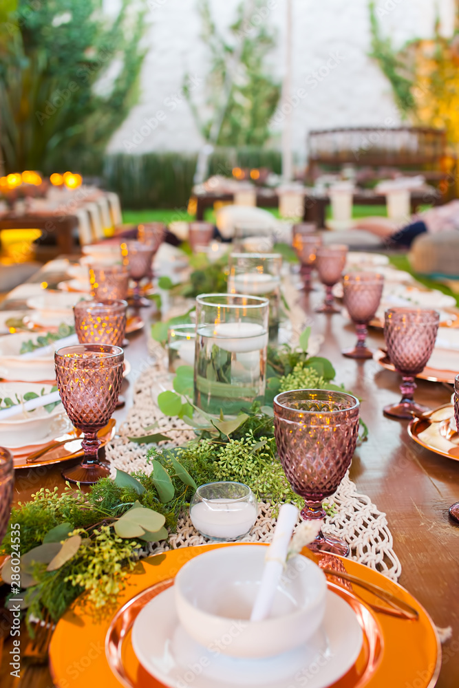 schön dekorierter Tisch auf einer Dinner Party