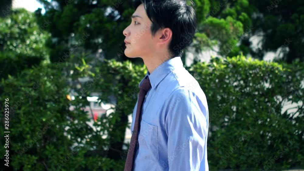 外を歩く日本人ビジネスマン 外を歩く日本人ビジネスマン
