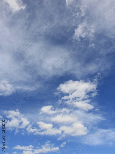 さわやかな青空と白い雲 © misumaru51shingo