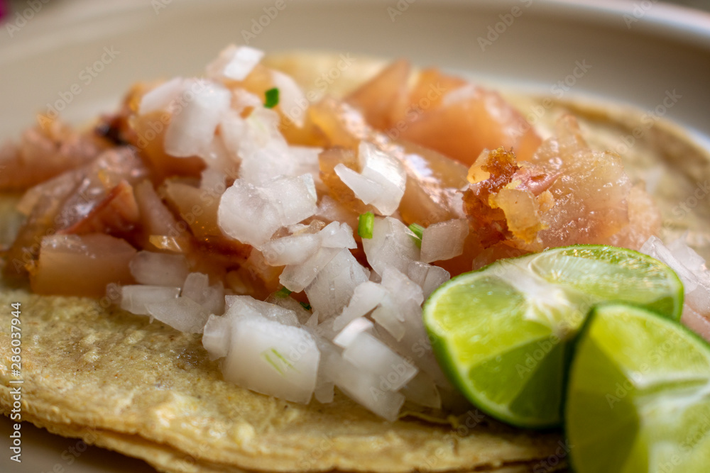 "Tacos de carnitas, de cuerito" estilo michoacán. Es una comida típica
