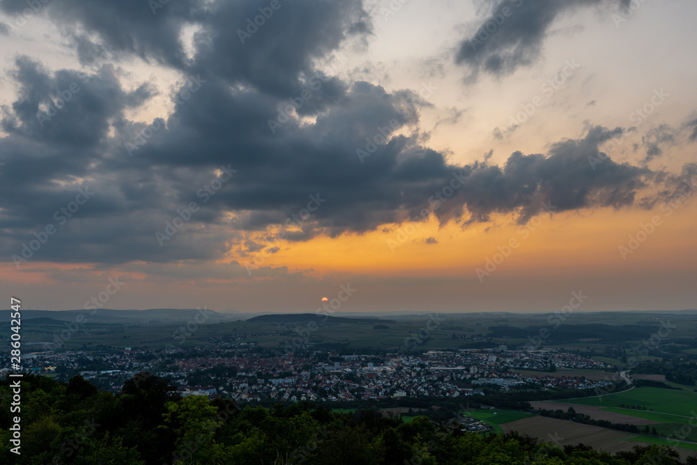 Sonnenuntergang über Weißenburg in Bayern mit gelbtönen und einigen dunkleren Wolken