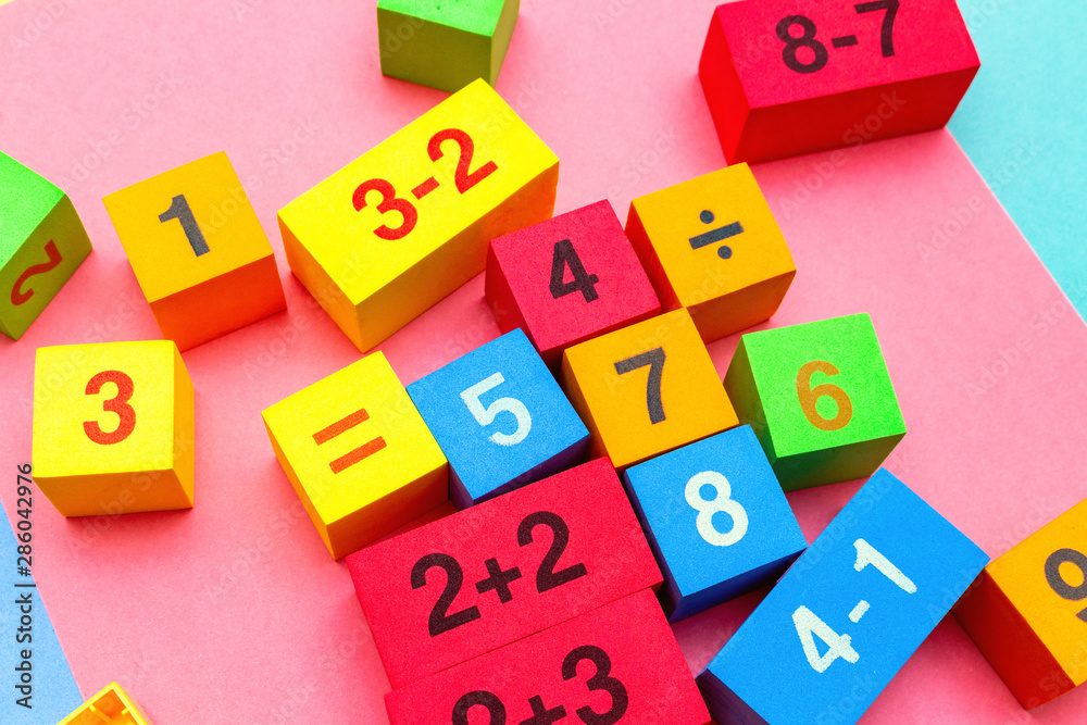 child kid colorful education toys cubes with numbers math pattern  background on the bright background. Flat lay. Childhood infancy children  babies concept. foto de Stock | Adobe Stock
