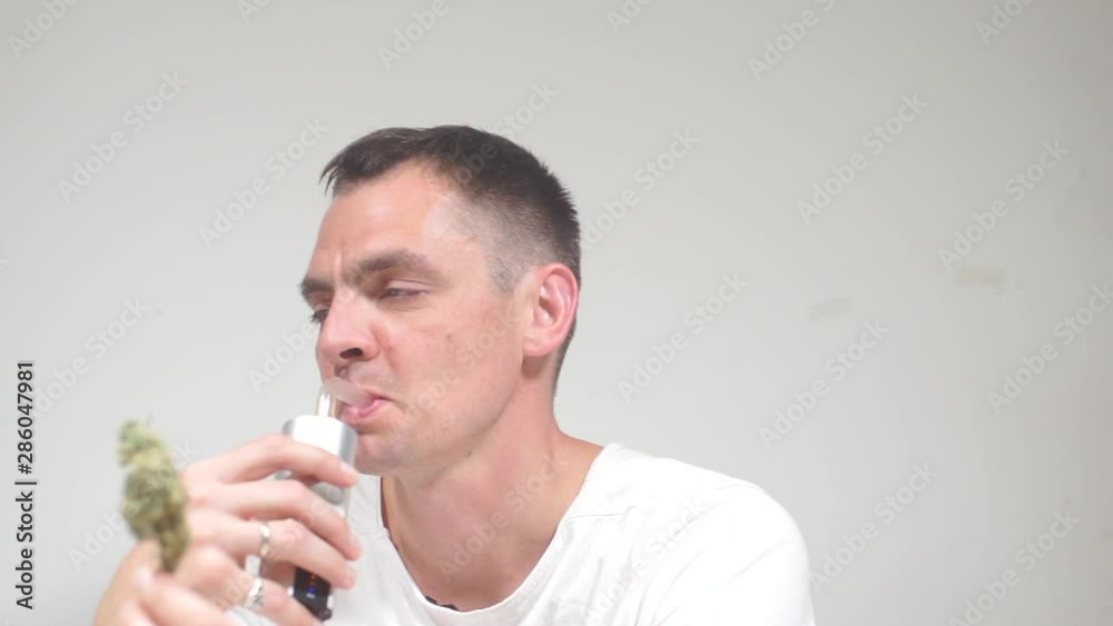 guy uses an inhaler to use marijuana guy uses an inhaler to use marijuana