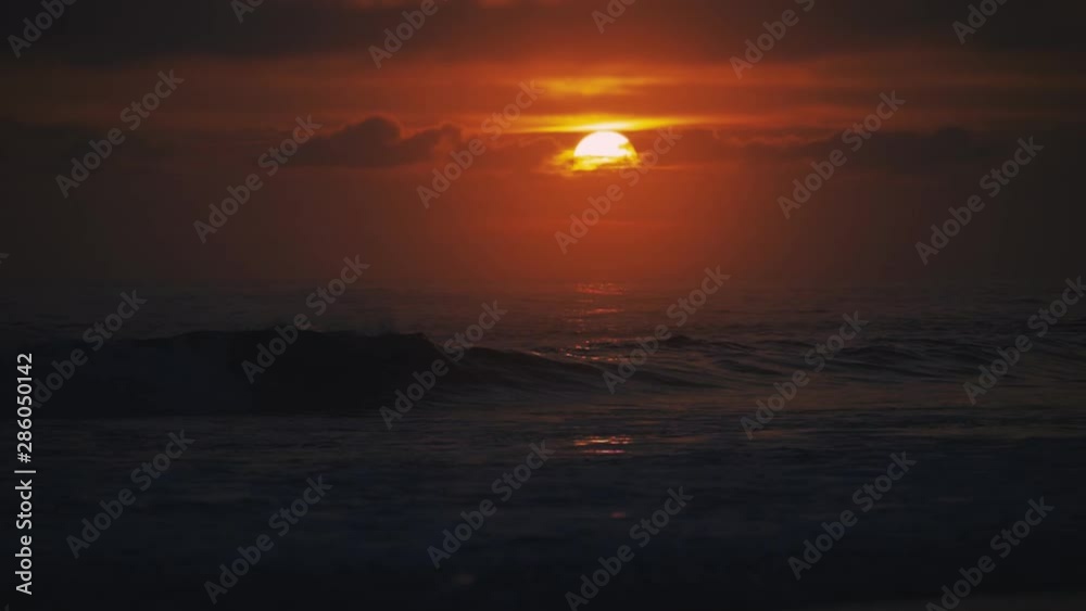 Beautiful Ocean In Golden Sunset (180fps Slow Motion) Beautiful Ocean In Golden Sunset (180fps Slow Motion)
