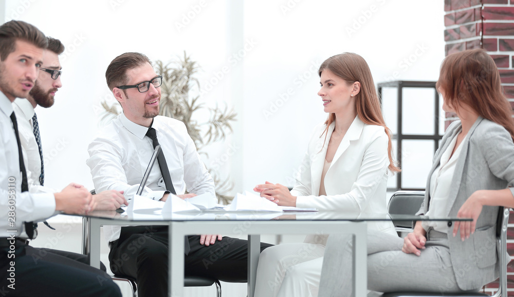 Obraz premium boss and business team sitting at the Desk.