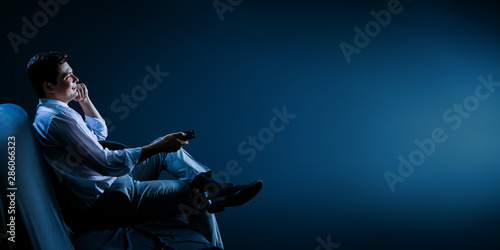 Bild auf Leinwand Businessman watching TV