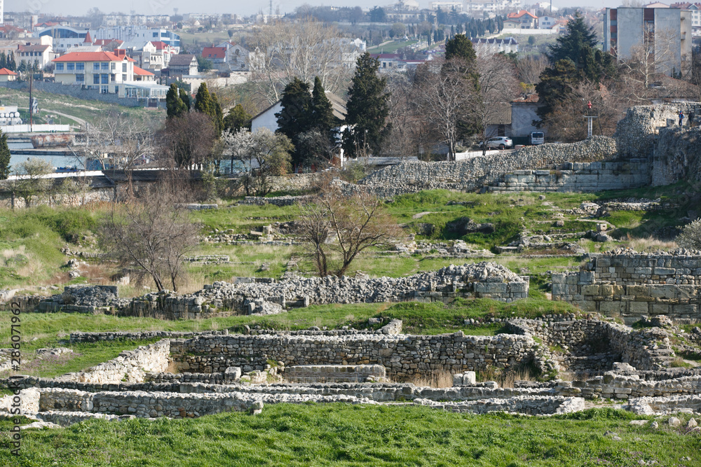 Obraz premium The ruins of a historical monument of Kherson necropolis in the city of Sevastopol