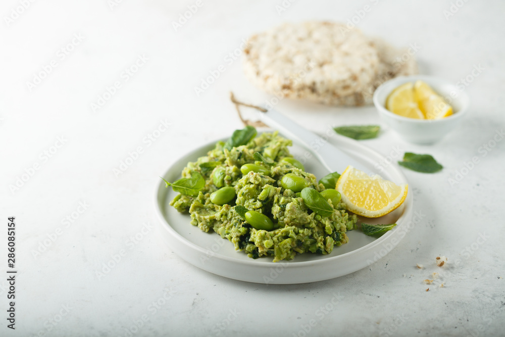 Edamame beans dip with lemon