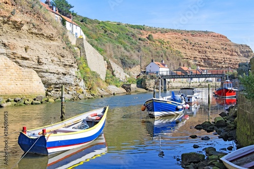 Фотография taithes beck by Cowbar Nabb with the tide in, North Yorkshire, England