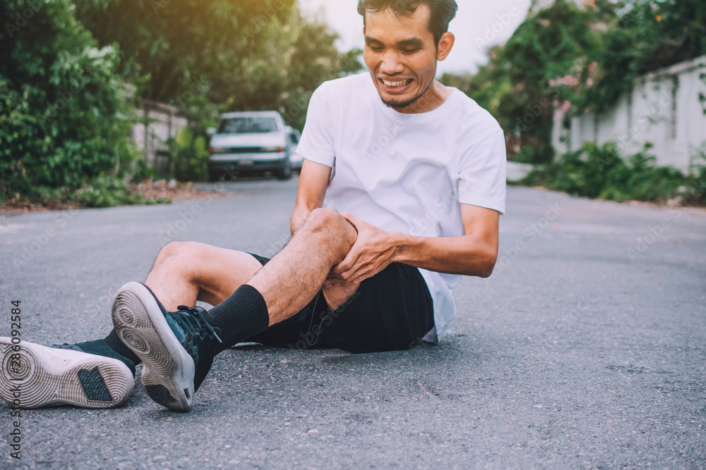 Obraz premium Man Knee pain when running or jogging