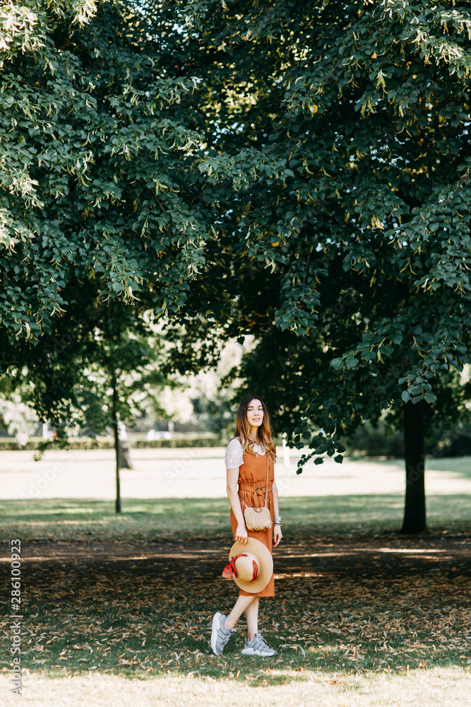 Obraz premium Sunny portrait in Berlin. laughing girl blogger in the Park.