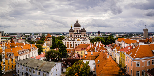 Obraz na płótnie Beautiful panoramic skyline of Tallinn old town featuring Alexander Nevsky Cathedral w salonie