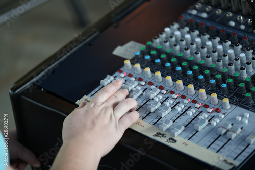 Foto A woman operates a sound board during a church service.