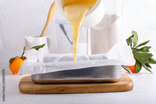 Billede på lærred Making homemade citrus sponge cake