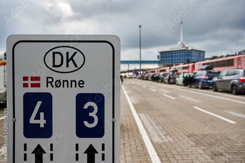 Schild im Hafen von Sassnitz mit dem Hinweis auf die Fähre nach Bornholm