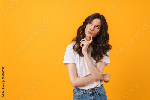 Obraz na płótnie Image of pretty brunette woman wearing casual clothes thinking and looking upwar